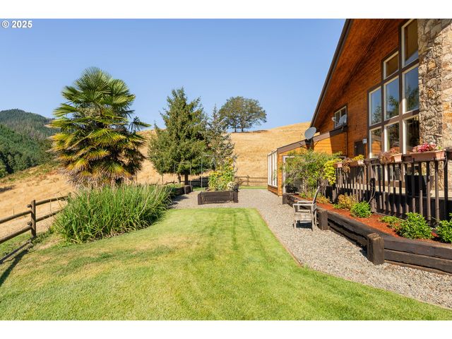 325 BEALS CREEK Rd, Canyonville, OR 97417