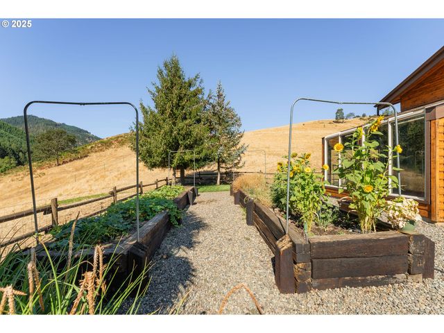 325 BEALS CREEK Rd, Canyonville, OR 97417