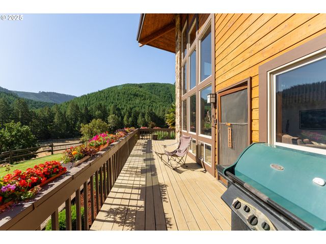 325 BEALS CREEK Rd, Canyonville, OR 97417