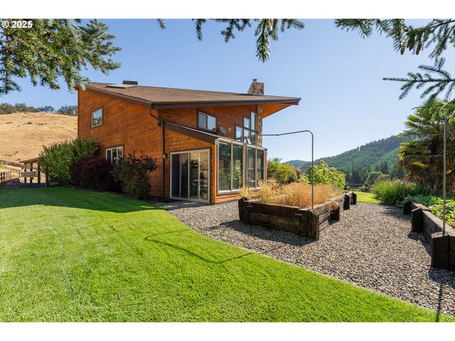 325 BEALS CREEK Rd, Canyonville, OR 97417