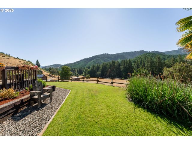 325 BEALS CREEK Rd, Canyonville, OR 97417