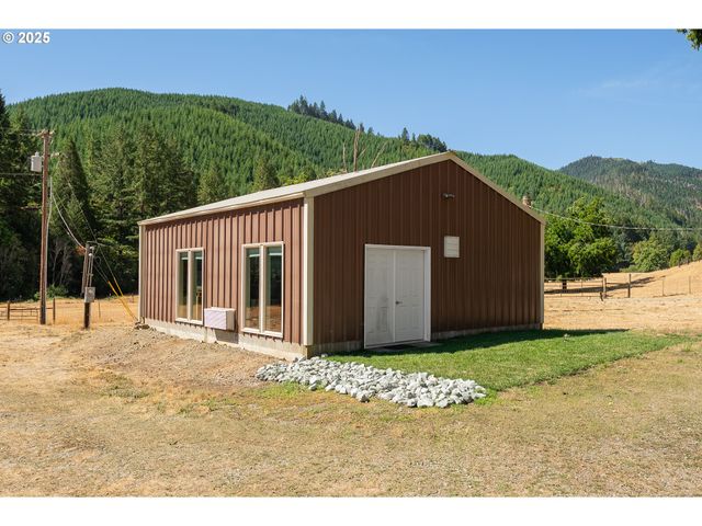 325 BEALS CREEK Rd, Canyonville, OR 97417