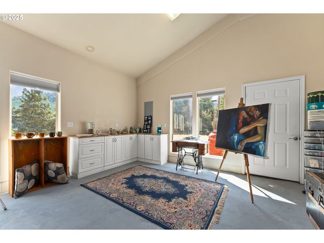 325 BEALS CREEK Rd, Canyonville, OR 97417