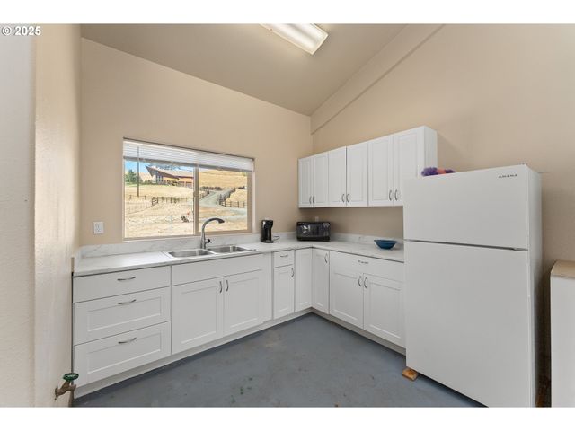 325 BEALS CREEK Rd, Canyonville, OR 97417