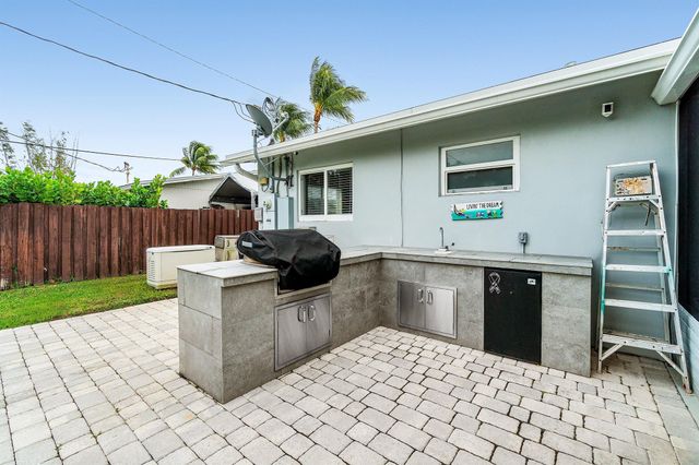 301 Se 10th Court, Deerfield Beach, FL 33441