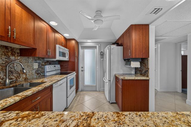 3150 NE 48th Court 414, Lighthouse Point, FL 33064