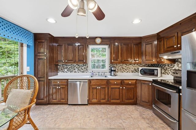 25 Muskegat Rd, Falmouth, MA 02536