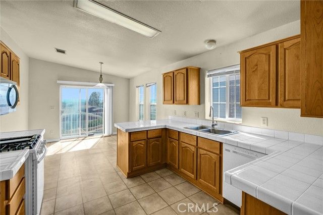 2424 Sunset Ridge Dr., Rosamond, CA 93560