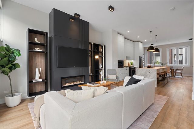 4230 W BELMONT Avenue, Chicago, IL 60641