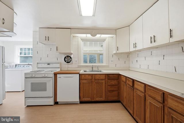 420 KINGSTON RD, Oreland, PA 19075