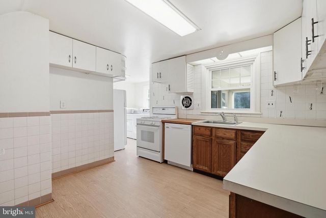 420 KINGSTON RD, Oreland, PA 19075