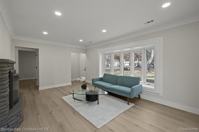 20191 Woodburn Drive, Southfield, MI 48075