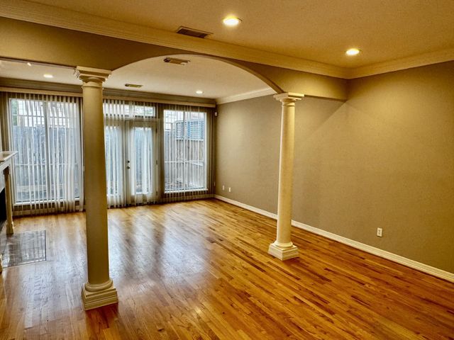 4916 Travis Street, Houston, TX 77002