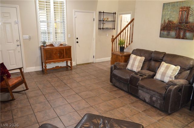 5596 Prospectors Creek Way, Las Vegas, NV 89122