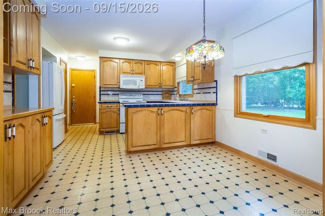 28513 W Kalong Circle, Southfield, MI 48034