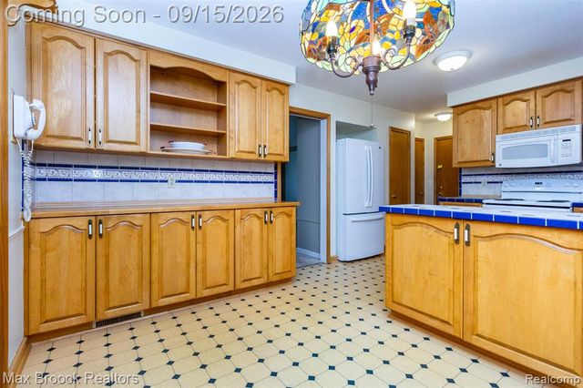 28513 W Kalong Circle, Southfield, MI 48034