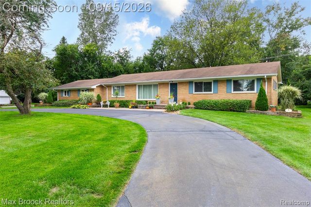 28513 W Kalong Circle, Southfield, MI 48034