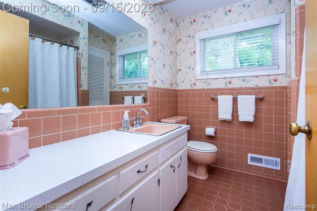 28513 W Kalong Circle, Southfield, MI 48034