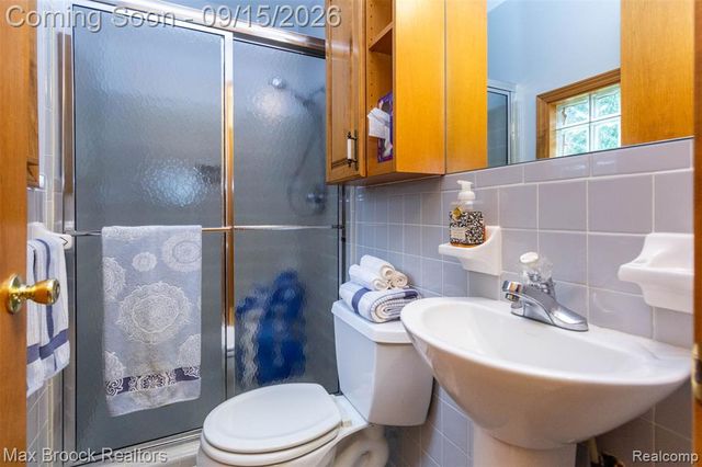 28513 W Kalong Circle, Southfield, MI 48034
