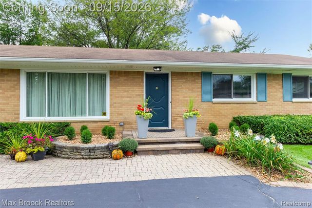 28513 W Kalong Circle, Southfield, MI 48034