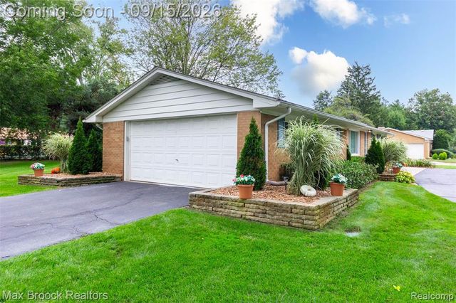 28513 W Kalong Circle, Southfield, MI 48034