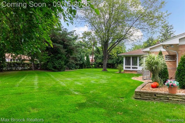 28513 W Kalong Circle, Southfield, MI 48034