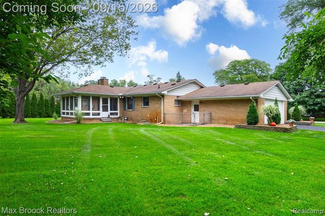 28513 W Kalong Circle, Southfield, MI 48034