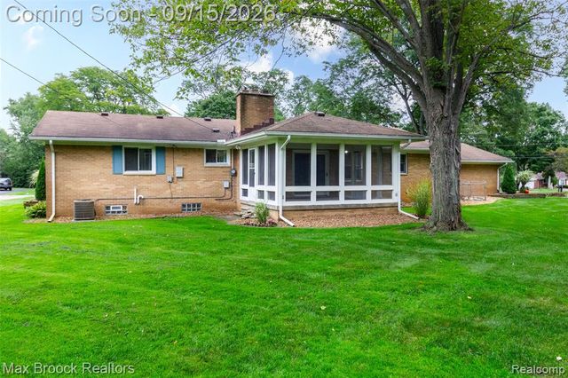 28513 W Kalong Circle, Southfield, MI 48034