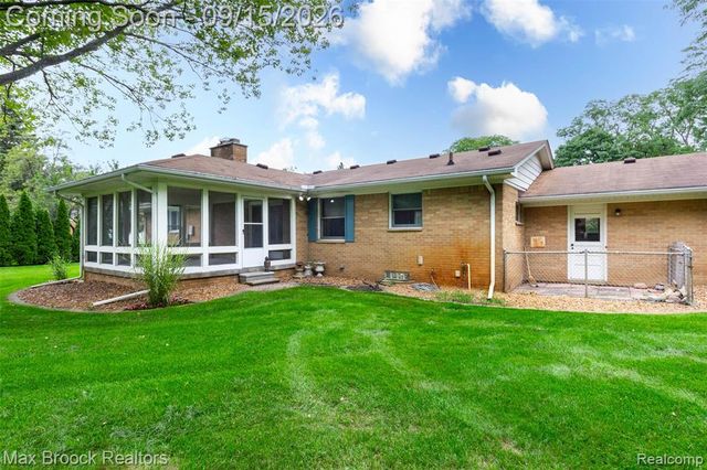 28513 W Kalong Circle, Southfield, MI 48034