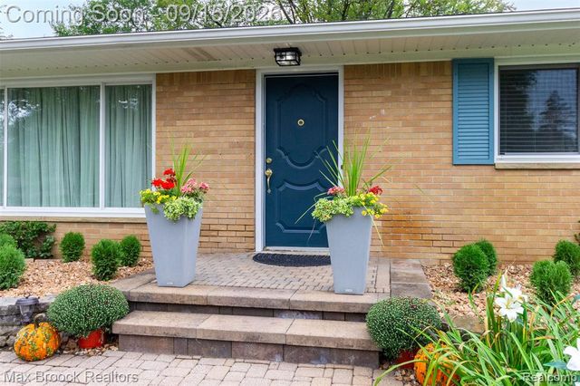 28513 W Kalong Circle, Southfield, MI 48034