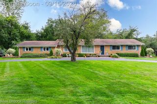 28513 W Kalong Circle, Southfield, MI 48034