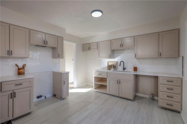 319 Glendale Road, Liberty, MO 64068