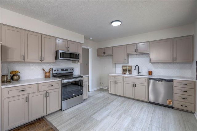 319 Glendale Road, Liberty, MO 64068