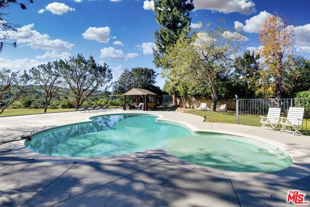 18912 Pasadero Drive, Tarzana (los Angeles), CA 91356