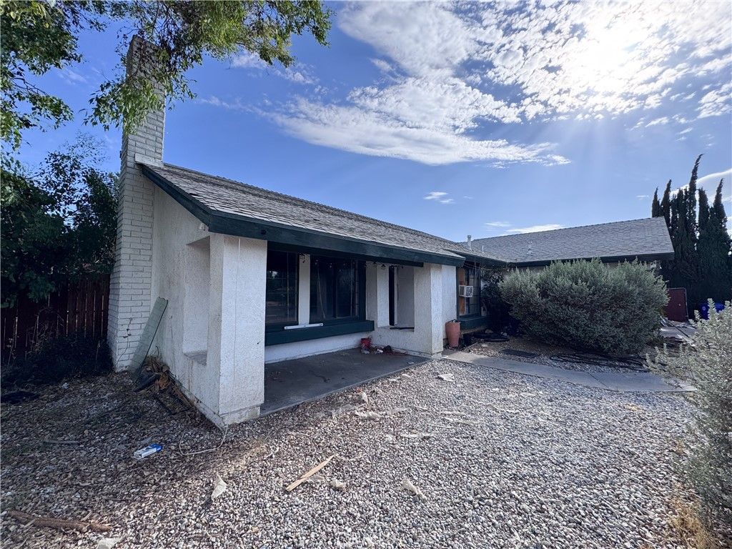 Image 2 of property listing at 14291 Luna Road, Victorville, CA 92392