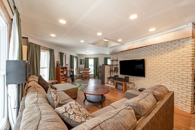 1751 Gary Avenue, Aurora, IL 60505