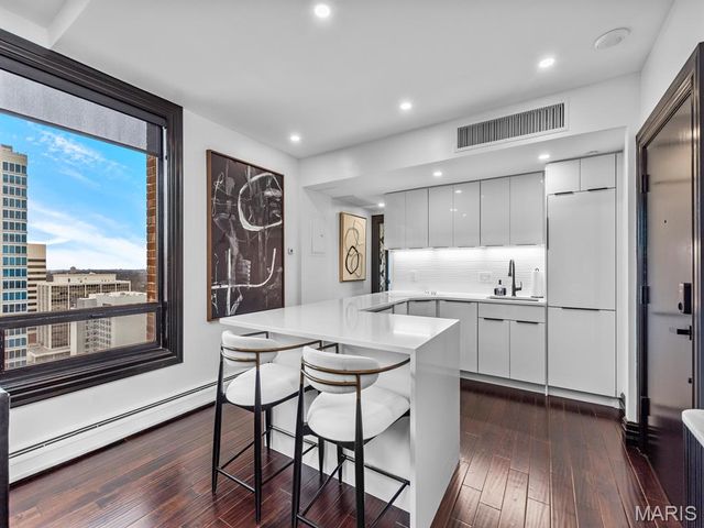 200 S Brentwood Boulevard 21H, Clayton, MO 63105