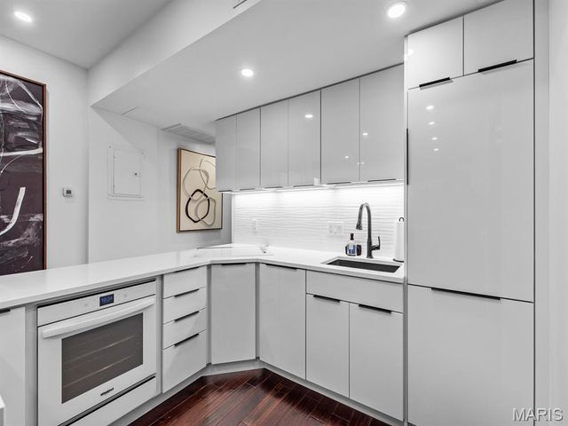 200 S Brentwood Boulevard 21H, Clayton, MO 63105