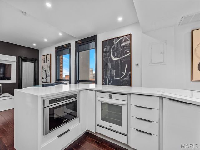 200 S Brentwood Boulevard 21H, Clayton, MO 63105