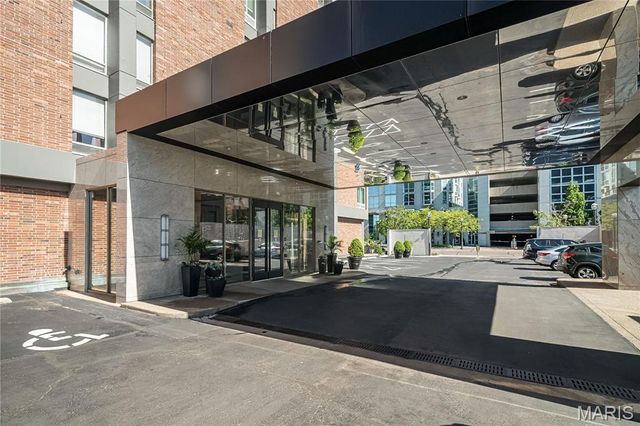 200 S Brentwood Boulevard 21H, Clayton, MO 63105