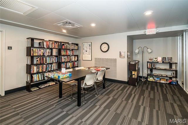 200 S Brentwood Boulevard 21H, Clayton, MO 63105