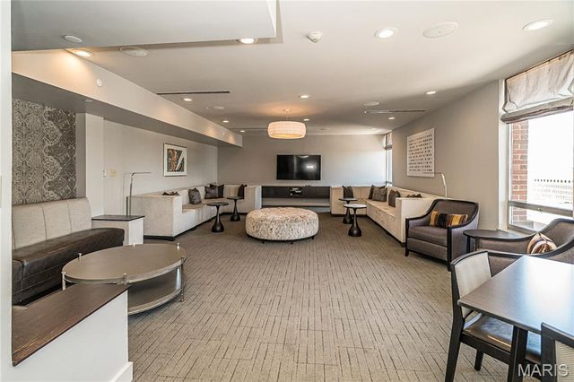 200 S Brentwood Boulevard 21H, Clayton, MO 63105