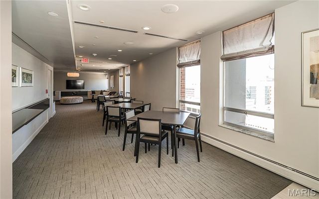 200 S Brentwood Boulevard 21H, Clayton, MO 63105