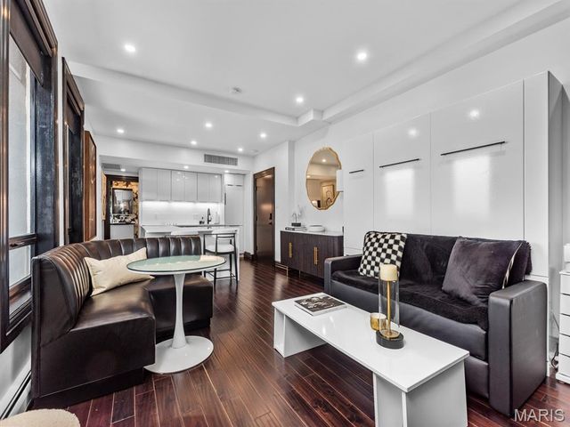 200 S Brentwood Boulevard 21H, Clayton, MO 63105