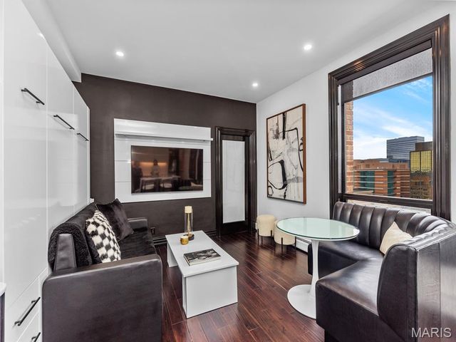 200 S Brentwood Boulevard 21H, Clayton, MO 63105