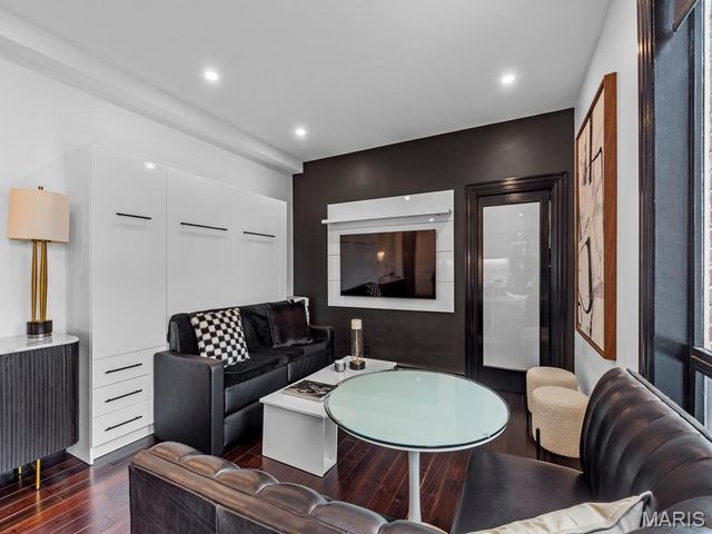 200 S Brentwood Boulevard 21H, Clayton, MO 63105