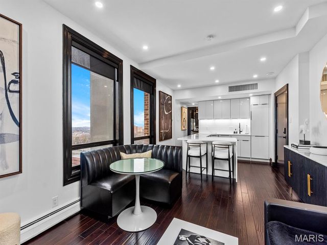 200 S Brentwood Boulevard 21H, Clayton, MO 63105