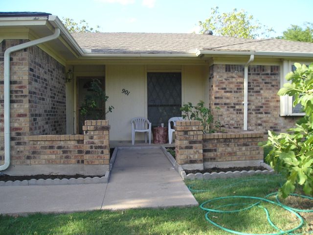 901 Freestone Court, Arlington, TX 76017