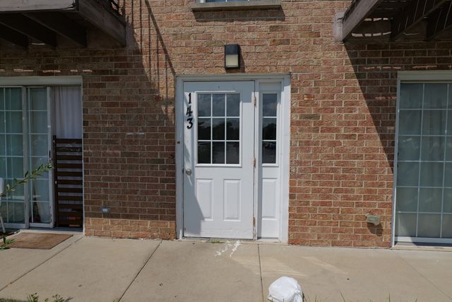 143 W Elk Trail 141, Carol Stream, IL 60188