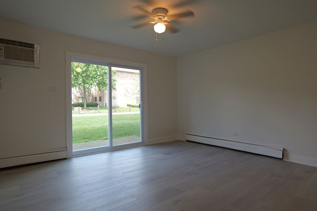 143 W Elk Trail 141, Carol Stream, IL 60188